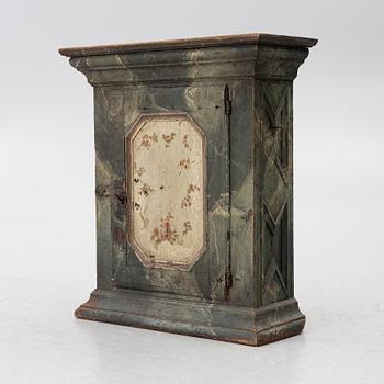 Hängskåp, allmoge, 1700-tal. Möjligen Hälsingland/Jämtland.