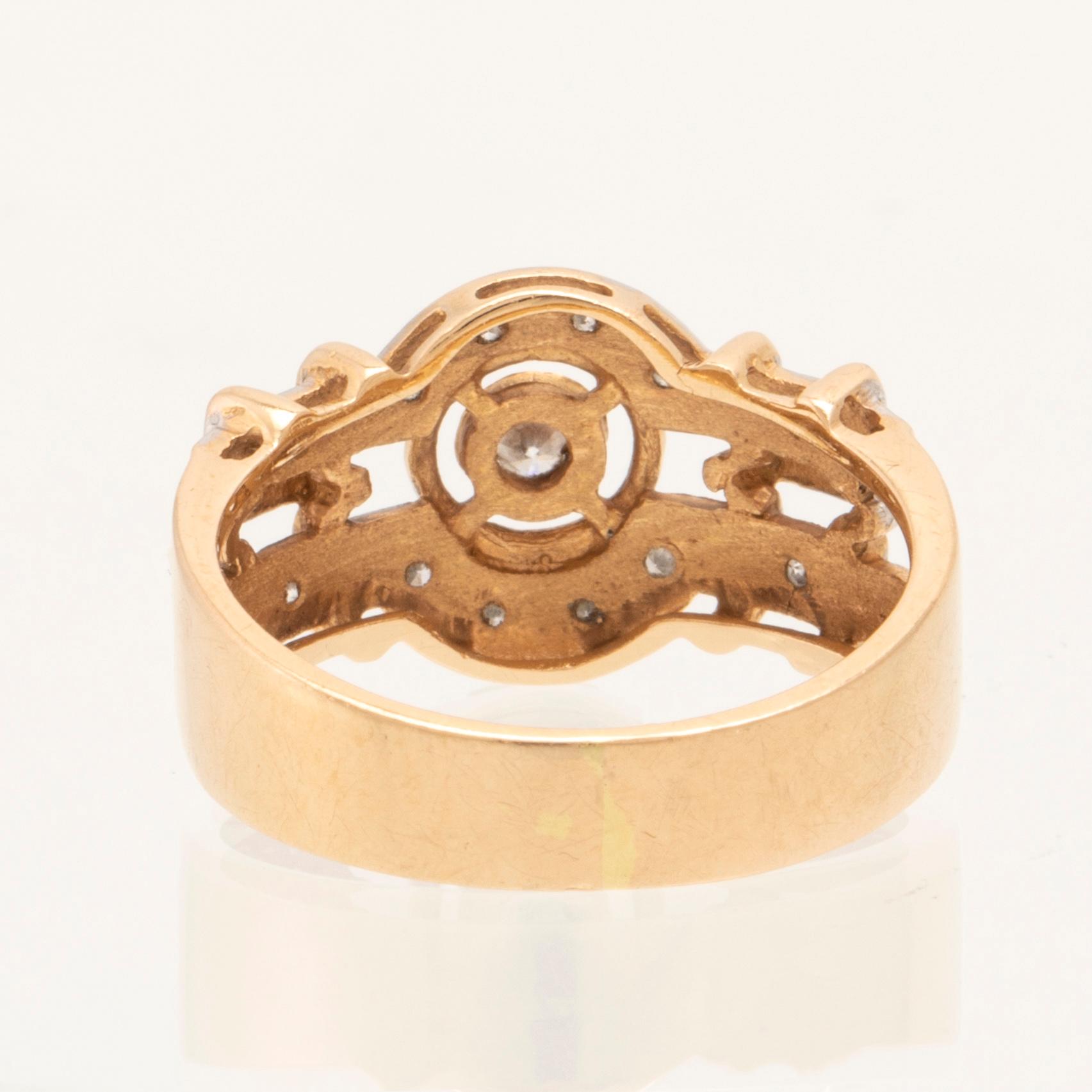 Ring 18K vitt och rött guld med runda briljantslipade samt enkelslipade diamanter.