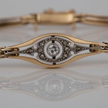 ARMBAND, med rosen och gammalslipade diamanter, totalt ca 0,10 ct, troligen omkring sekelskiftet 1900.