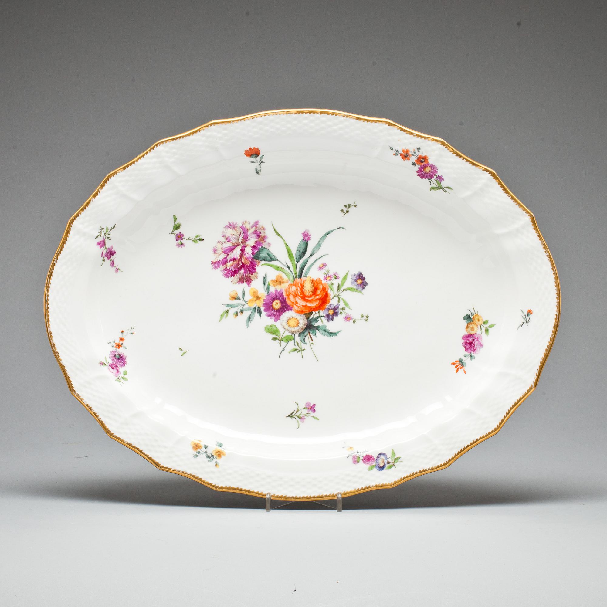 SERVERINGSFAT, porslin, "Sachsisk blomst", Royal Copenhagen. Omkring 1900.