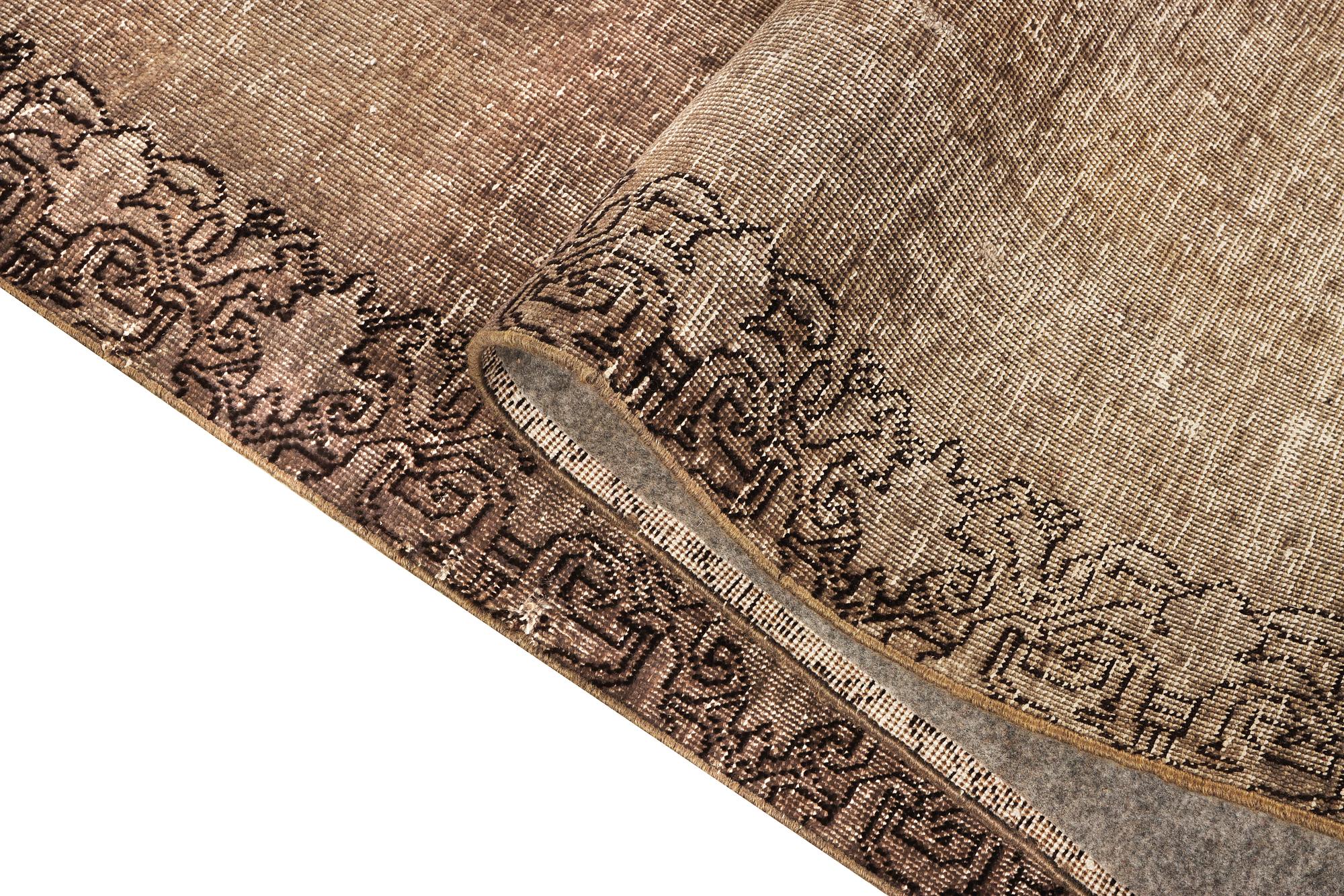 An oriental vintage design runner carpet, c. 460 x 80 cm.