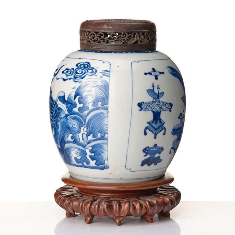 A blue and white jar, Qing dynasty, Kangxi (1662-1722).