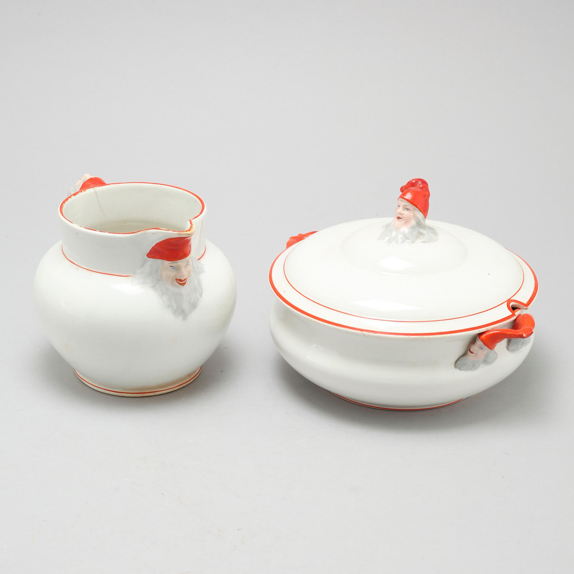 An eartheware porrige tureen and a jug from Göteborg, around the year 1900.