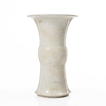 A bronze shaped fahua/blanc de chine vase, Qing dynasty, Kangxi (1662-1722).