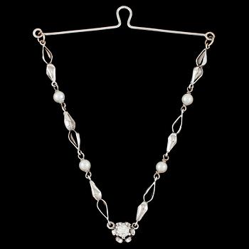 HÄNGE, 18k vitguld med 4 små odlade pärlor samt en briljantslipad diamant 0.37 ct. Vikt 6 g.