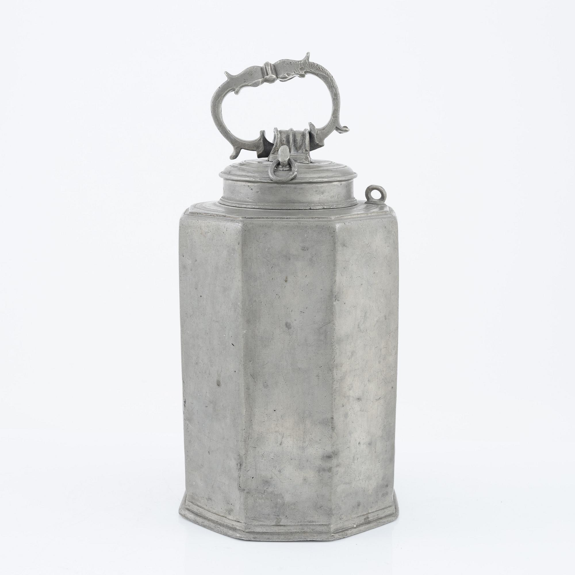 Prismflaska, tenn, av Magnus Söderberg, (mästare i Stockholm 1716-1746, änkan drev verkstaden till 1767).