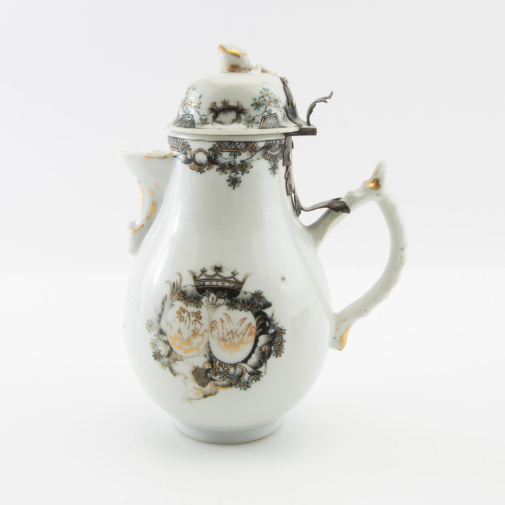 Jug with lid and cups 2 pcs China Yongzheng (1723-35) porcelain.