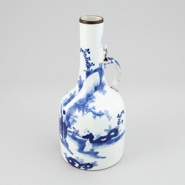 A blue and white ewer/vase, Qing dynasty, 19th Century.