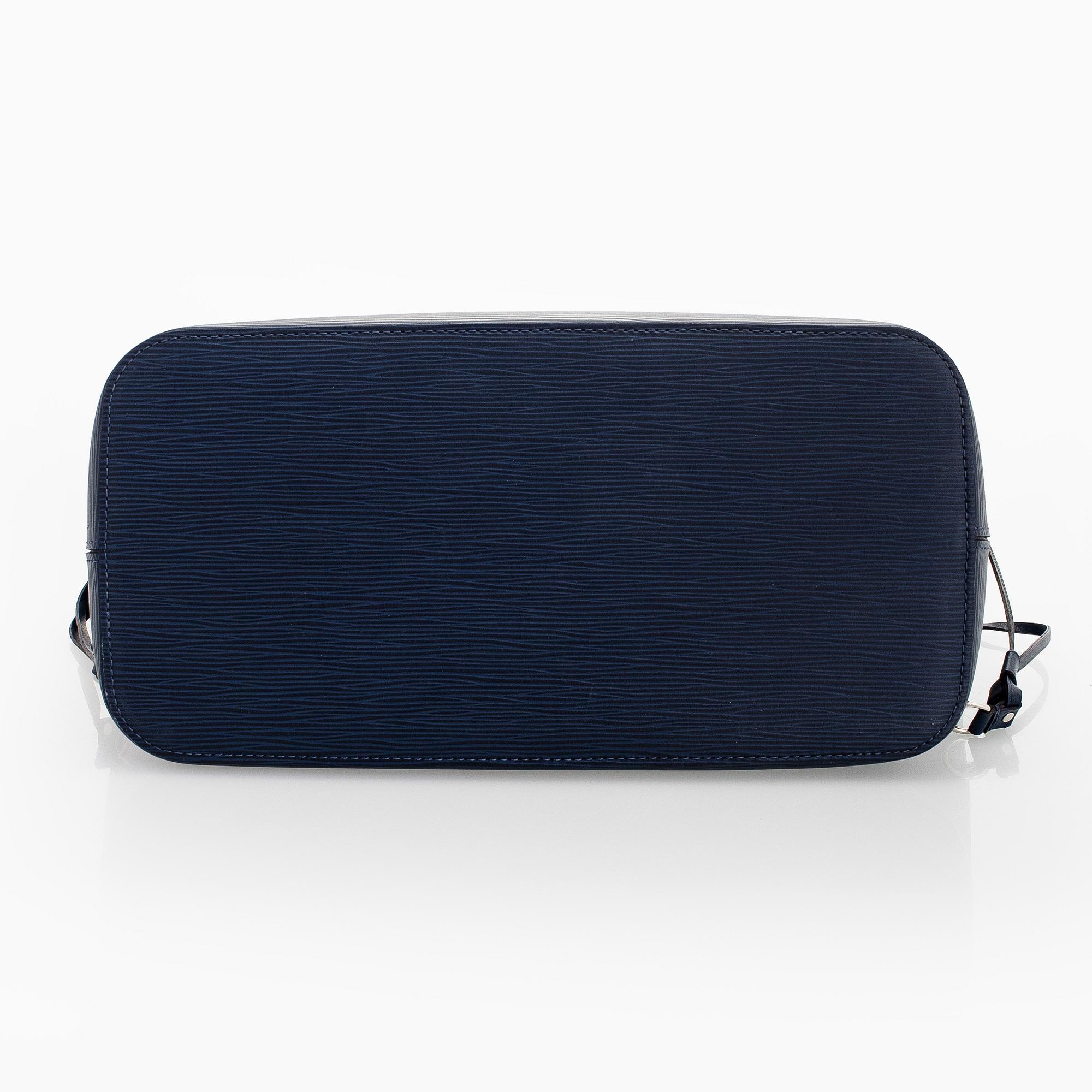 Louis Vuitton, a “Neverfull MM” bag.