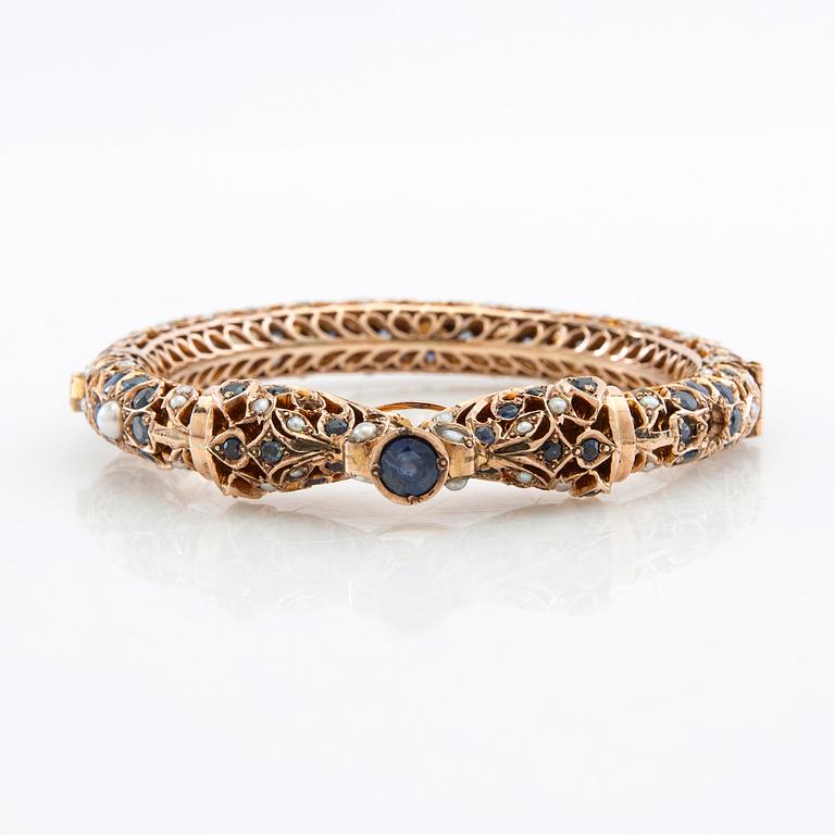 Bracelet of 14K rose gold with faceted sapphires and cultured pearls, India 1960s.