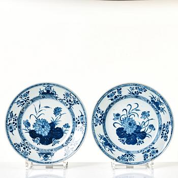 A blue and white dish and four plates, Qing dynasty, Kangxi (1662-1722).