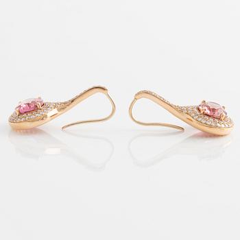 A pair of earrings in 18K gold with pink tourmalines and round brilliant-cut diamonds.