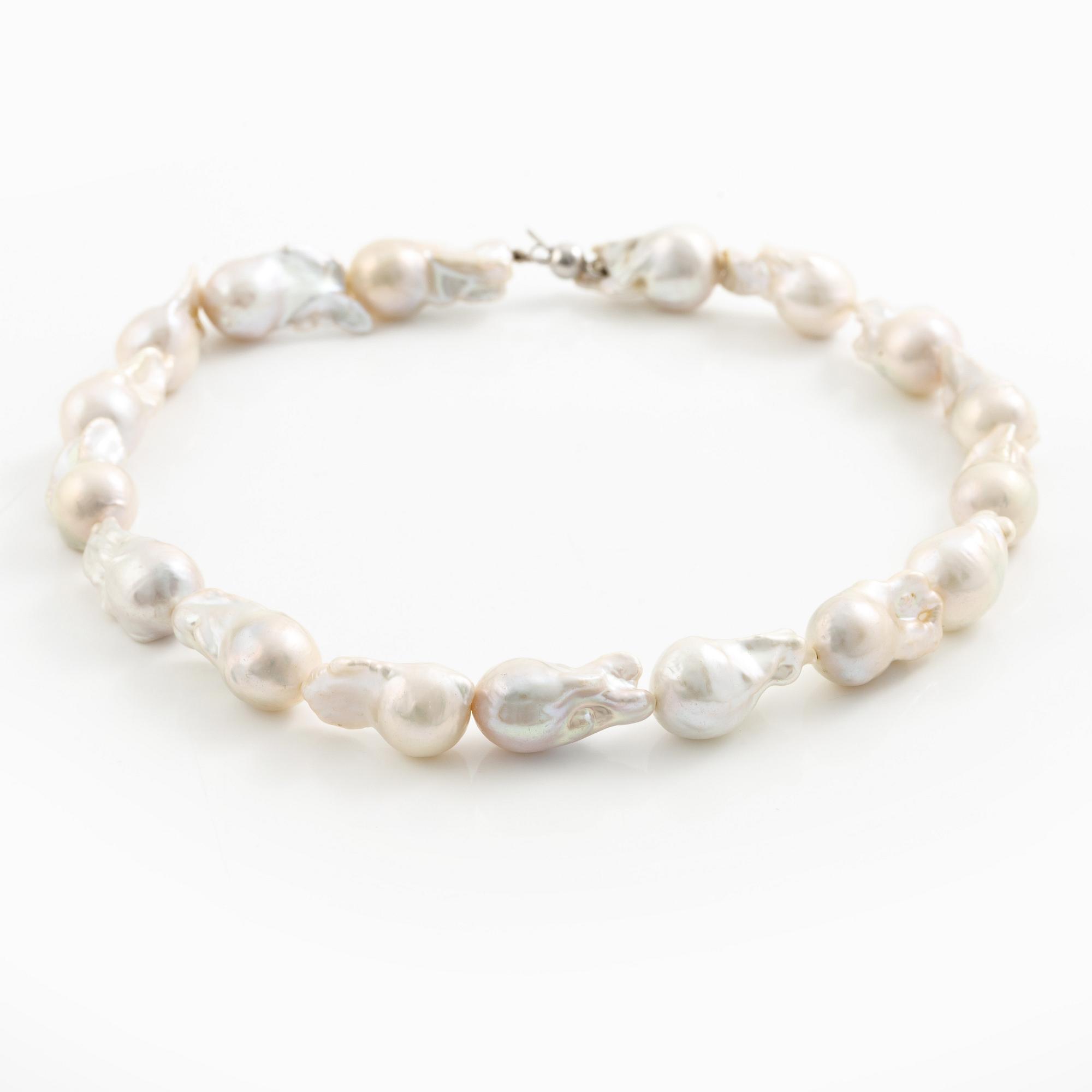 Necklace with cultured baroque-shaped freshwater pearls, clasp 18K white gold.