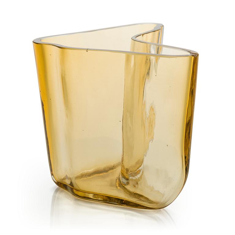 ALVAR AALTO, A '9751' vase Karhula Glassworks 1937.