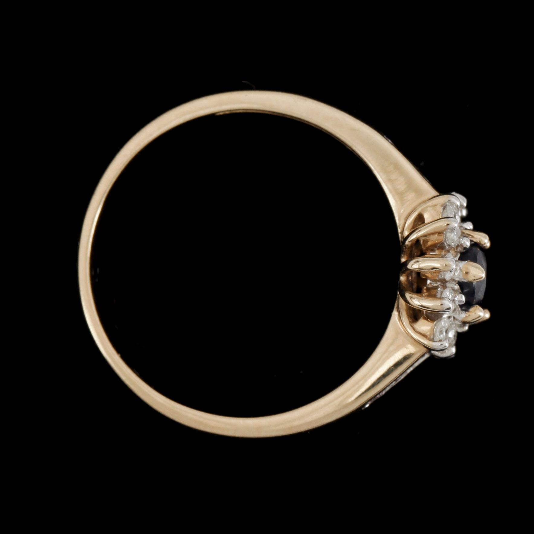 RING, 14k guld safir med briljantslipade diamanter. Vikt ca 2,4 gram.