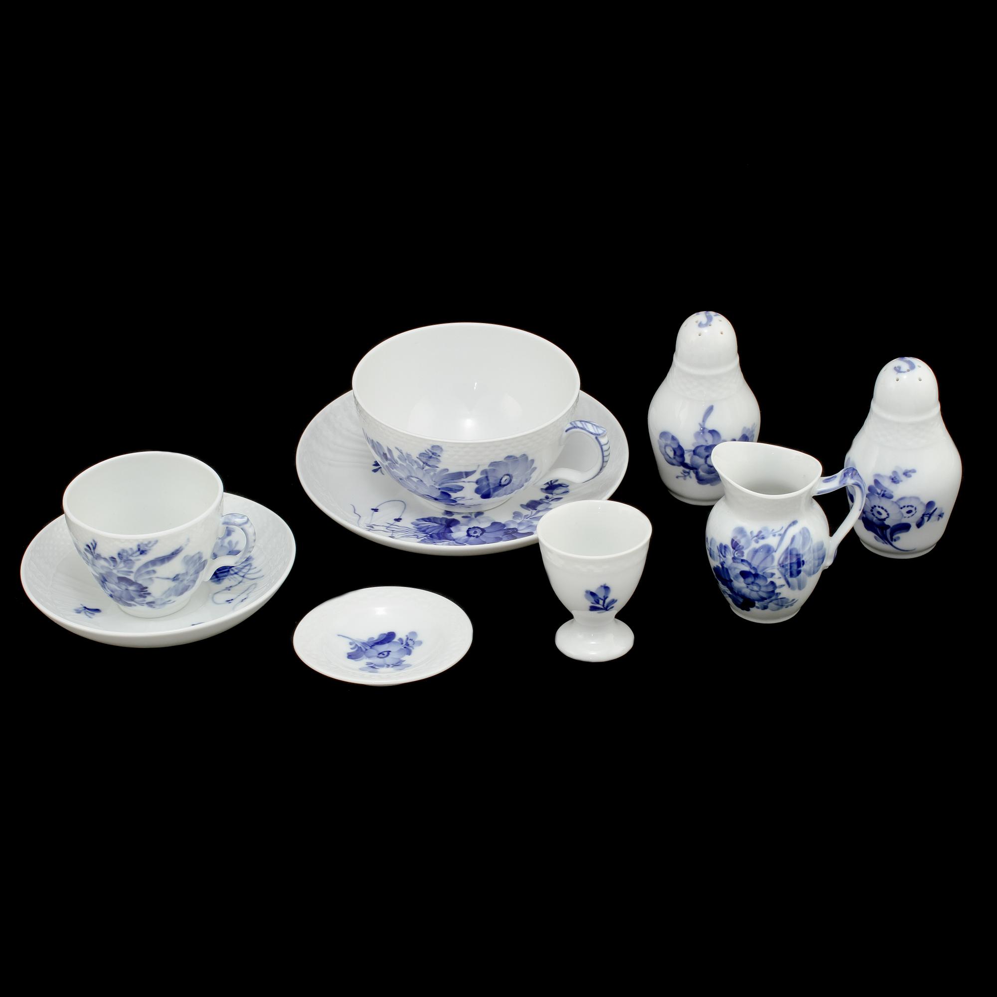 TE- OCH KAFFESERVISDELAR, 51 st, porslin, "Blå blomst", Royal Copenhagen, 1900-tal.