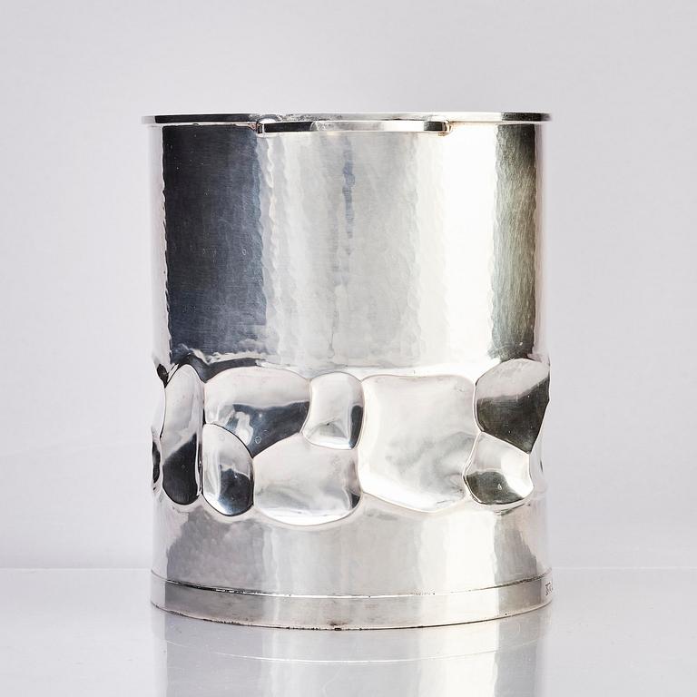 Rolf Karlsson, vinkylare samt fyra bägare, sterling silver, Enköping 1988-1991.