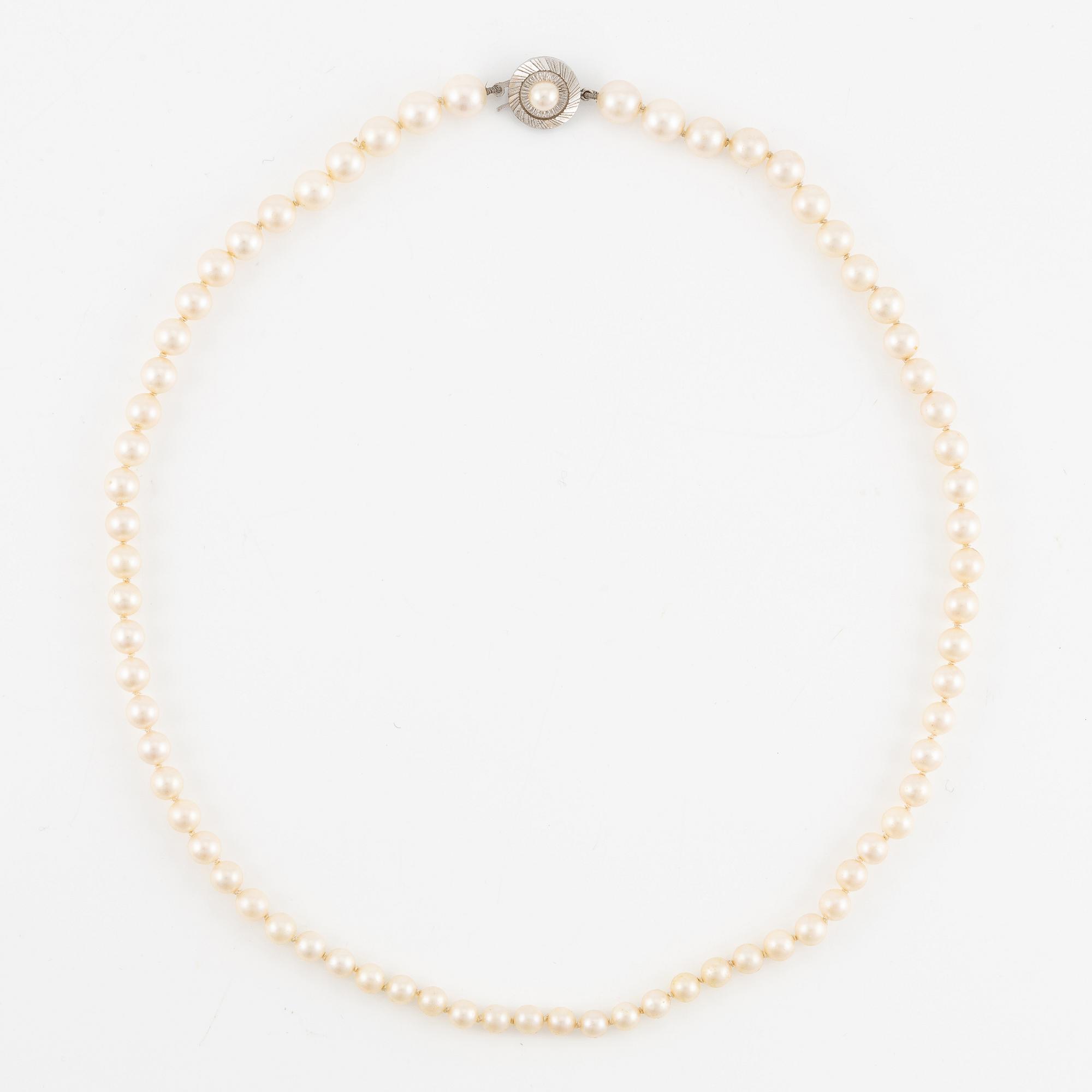 Necklace, with graduated cultured pearls.