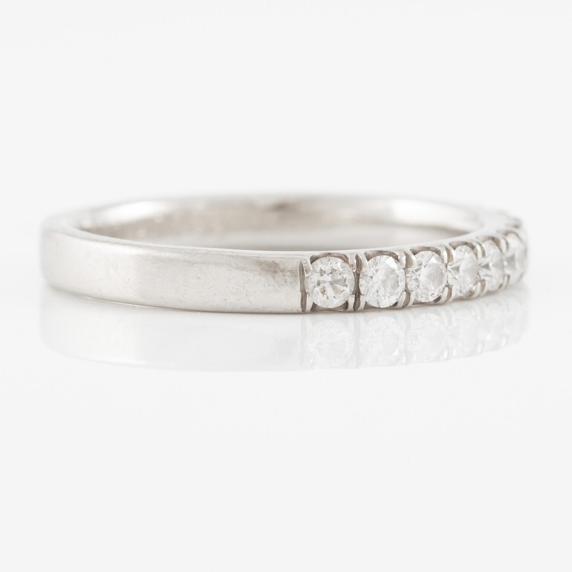Ring, alliansring, platina med briljantslipade diamanter.