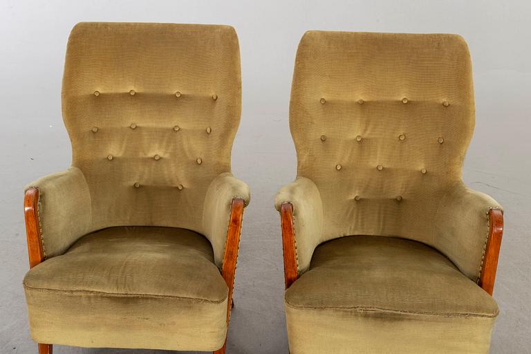 A pair of first half of the 20th century lounge chairs.