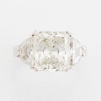 An 18K white gold ring set with a radiant-cut diamond weight 5.02 cts quality H vs2.