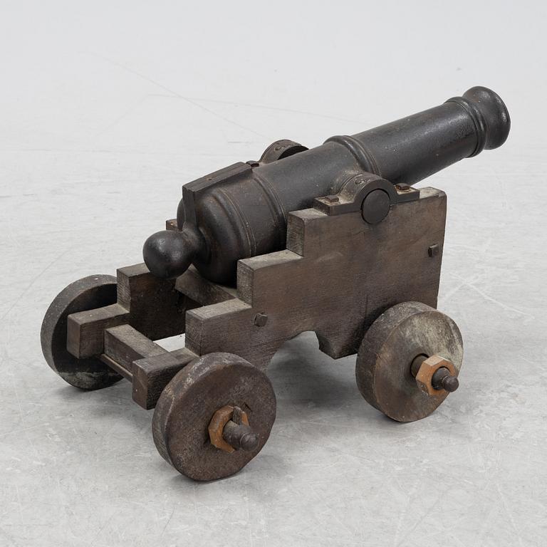Salut- eller signalkanon, 1800-tal, av järn, i senare rullåda.