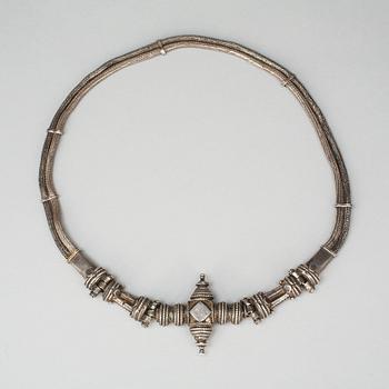 HALSBAND, delvis silver. Orientaliskt. Omkring 1900. Vikt tot  ca 316 g.