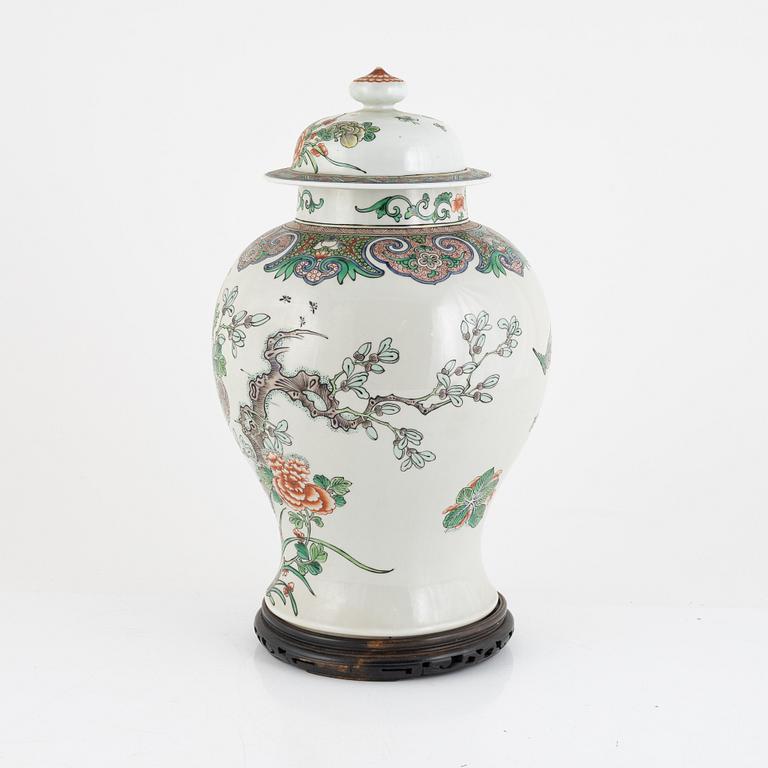 A Chinese porcelain urn with cover, 20th Century.