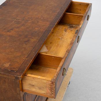 A late Gustavian chest of drawers, around 1800.