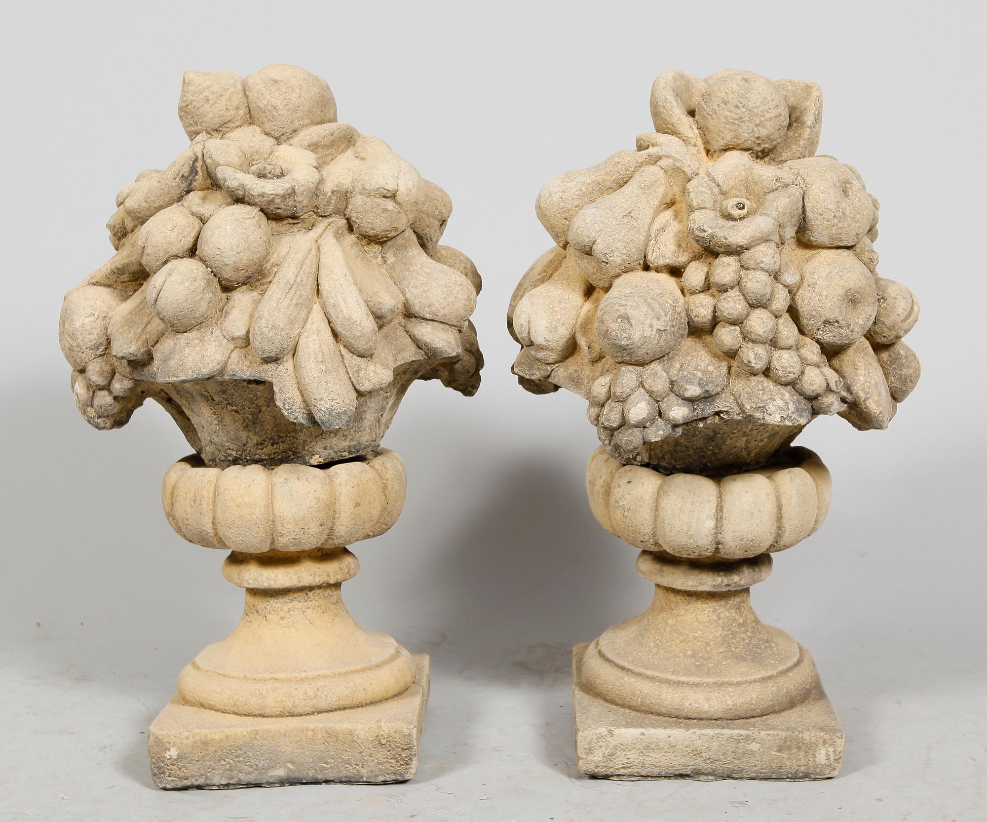 TRÄDGÅRDSDEKORATIONER, 1 par, stenmassa, samtida.