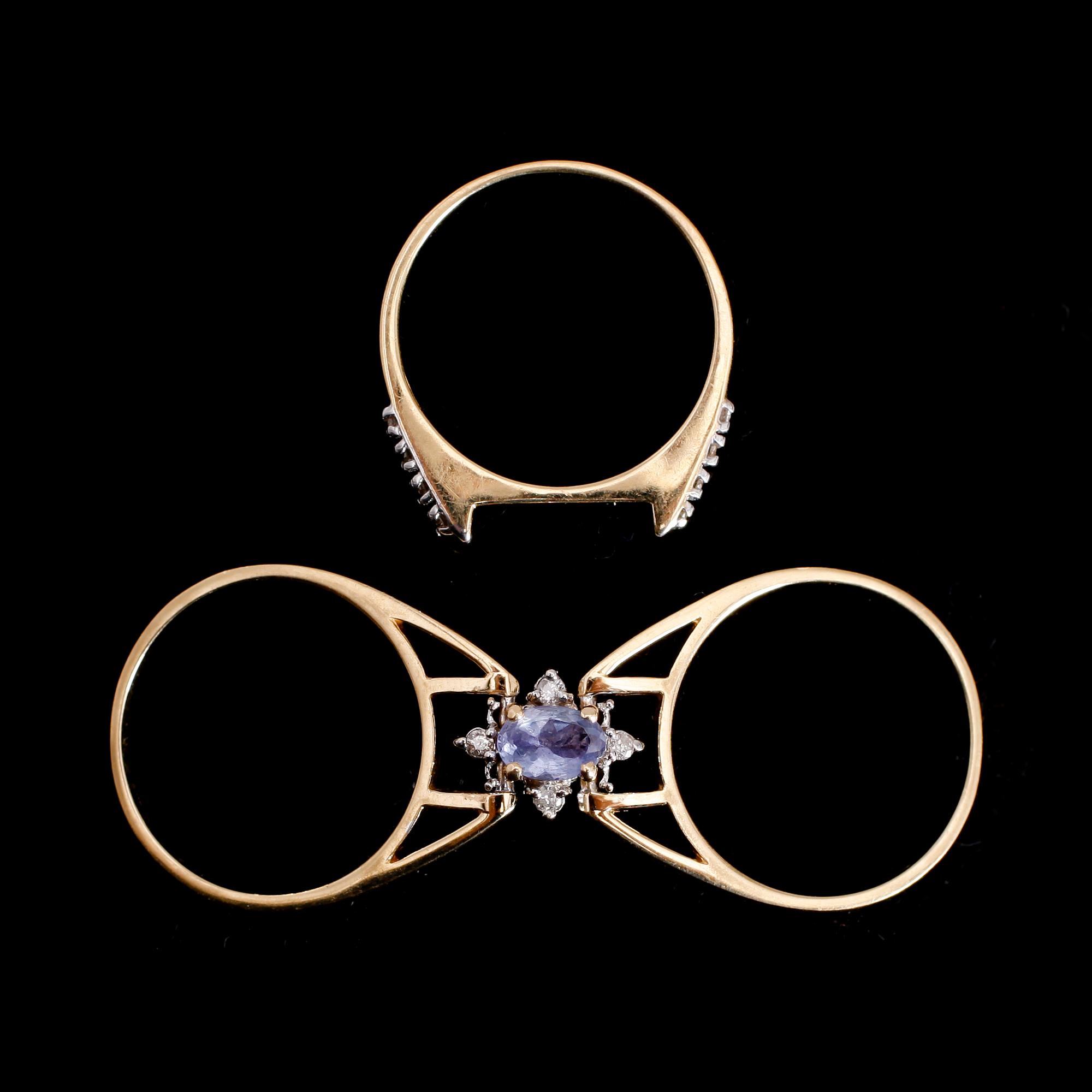 RING, 14 k guld, med briljantslipade diamanter och blå safir.