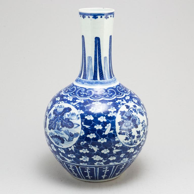 A large blue and white vase, Qing dynasty, late 19th century.