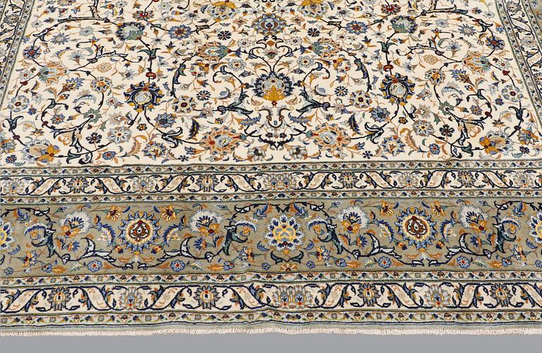A carpet, Kashan, ca 389 x 295 cm.