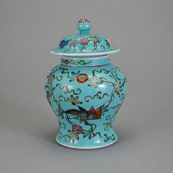 URNA MED LOCK, porslin, Kina, 1900-tal.