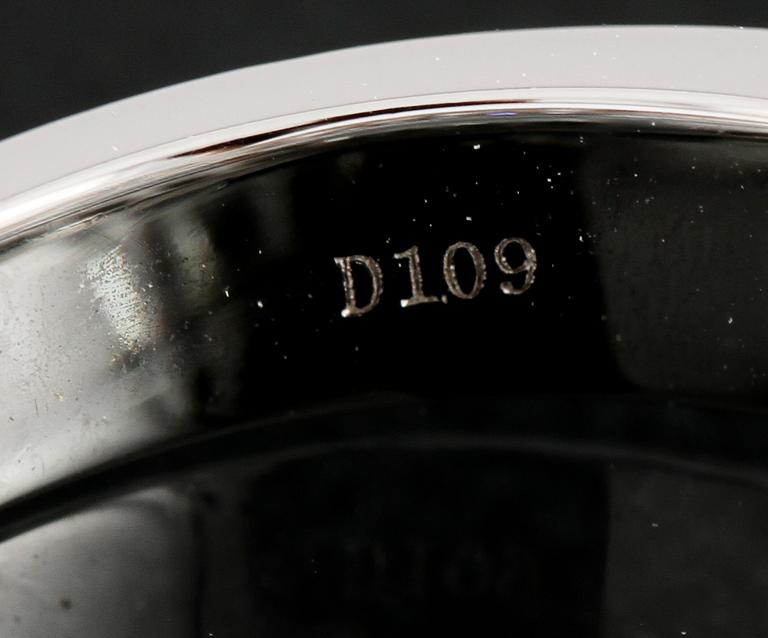 RING, 18k vitguld med briljant och baguettslipade diamanter, 1.09 ct. Vikt 5,2 g.