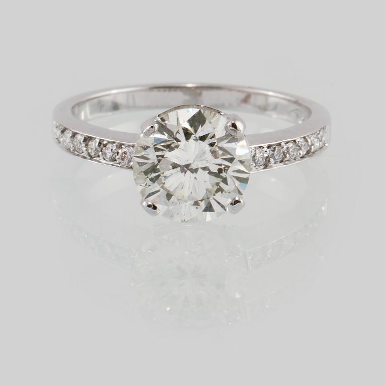 RING, 18K vitguld med briljantslipad diamant ca 2.05 ct samt små briljantslipade diamanter ca 0.14 ct. Vikt 3,4 gram.