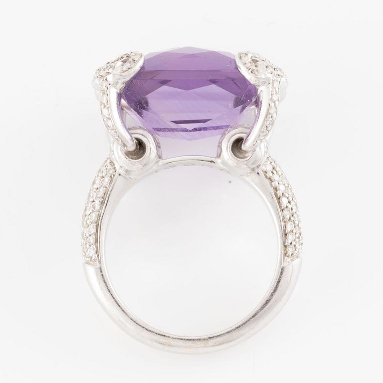A ring by Gucci "Horsebit Cocktail" 18K white gold with an amethyst and round brilliant-cut diamonds.