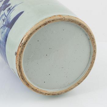 A large Chinese porcelain vase, late Qing dynasty, 19th Cnetury.