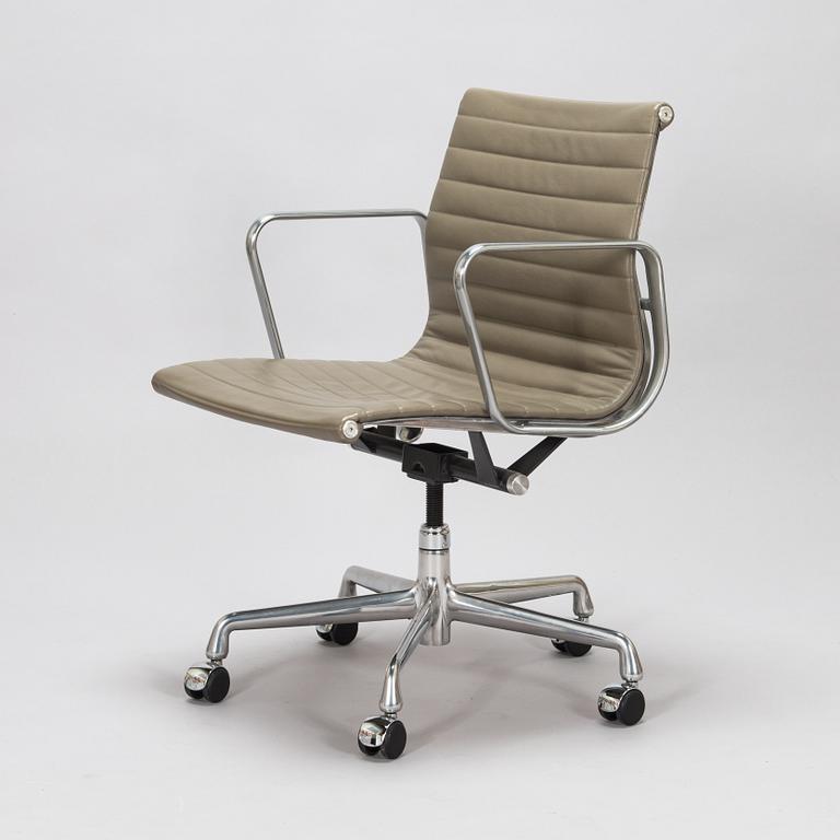 Charles and Ray Eames, office chair model EA335, Herman Miller 2008.