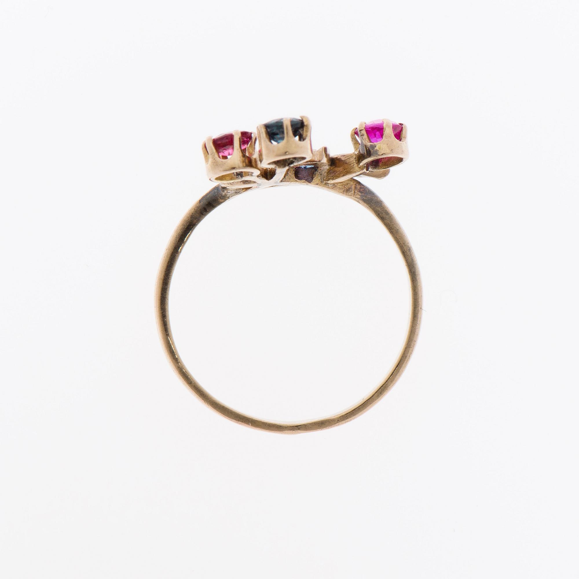 RING, 14K (56) guld, diamant, rubiner, safirer. Moskva 1907-1917.