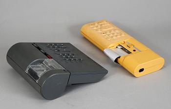 RÄKNEMASKINER, 2 st, Mario Bellini, Olivetti, 1900-talets sista kvartal.