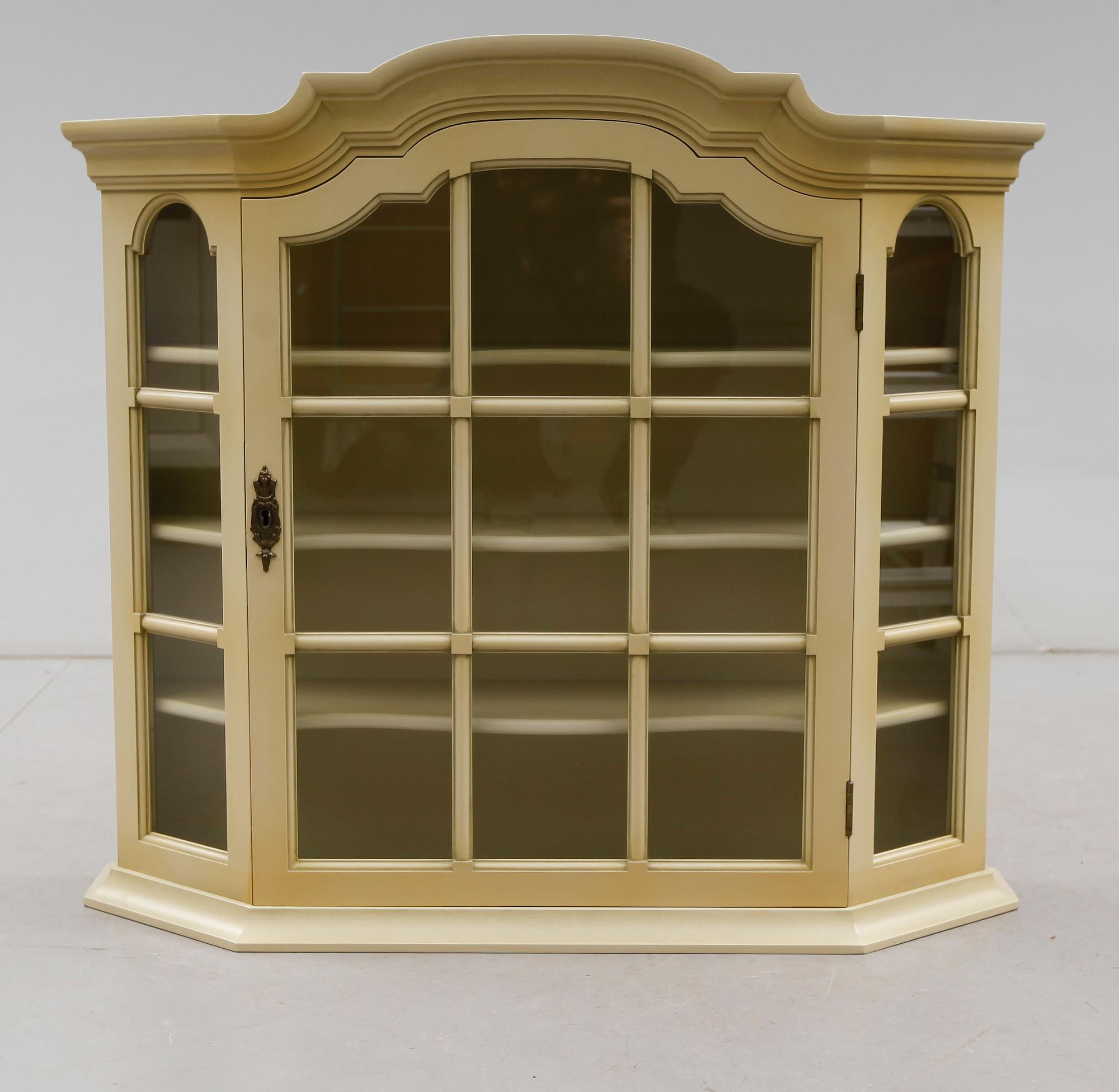 HÄNGVITRINSKÅP, Åmells, 1900-talets andra hälft.