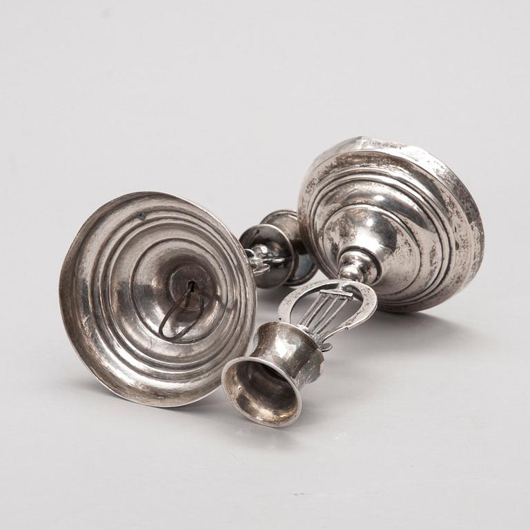 LJUSSTAKAR, ett par, silver, Jafet Knuuttinen (1857-1898), Kuopio 1860. Vikt 162,8 g.