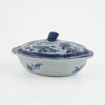 A Chinese Blue and White Tureen with Lid, Qing Dynasty, Jiaqing (1796-1820).