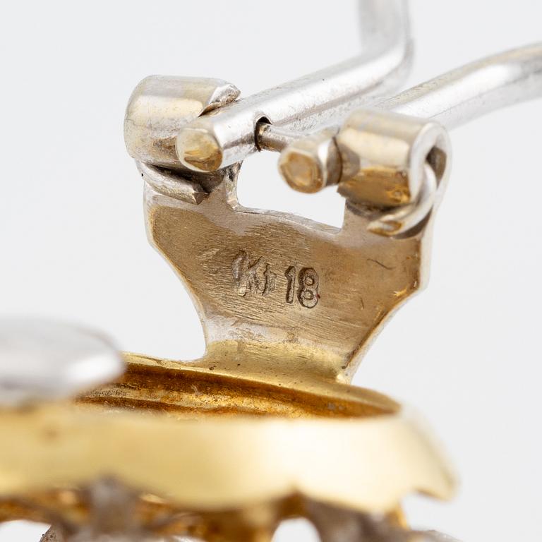 Ett par örhängen 18K guld i två färger.