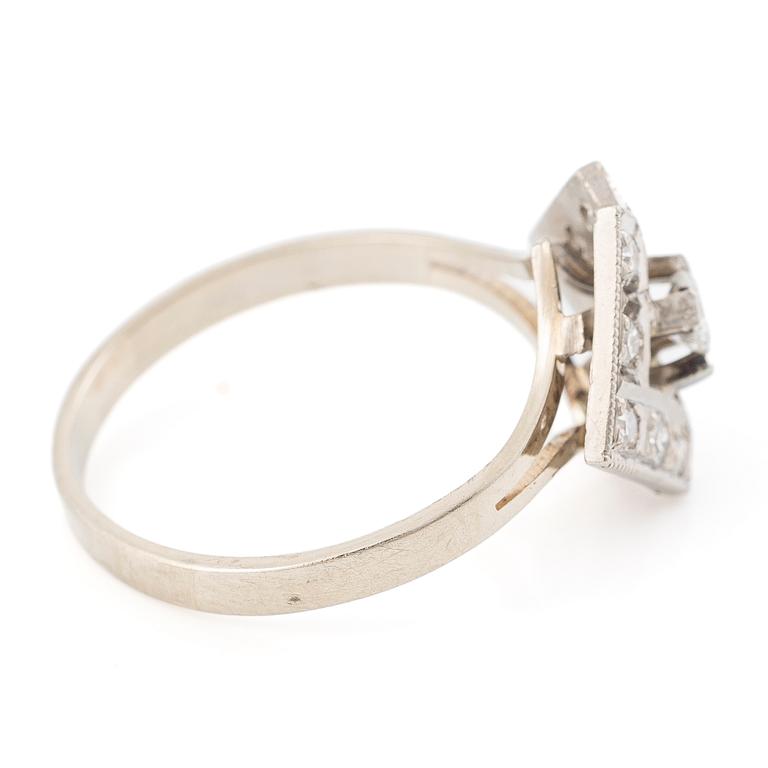 18K white gold ring set with brilliant-cut and single-cut diamonds, A. Koru 1981.