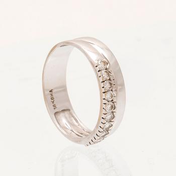 An 18K white gold ring set with round brilliant-cut diamonds.