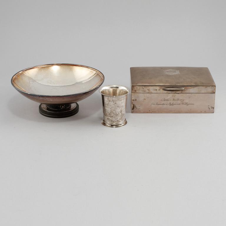 SKÅL PÅ FOT, POKAL samt CIGARRLÅDA, silver, Stockholm, 1900-talets första hälft.