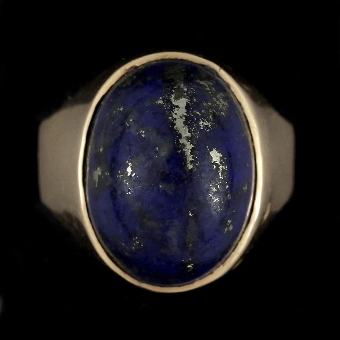 RING, 18k guld och cabochon slipad lapis lazuli 1957. Vikt ca 6,5 gram.