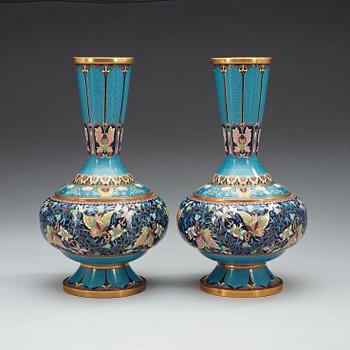 VASER, ett par, cloisonné. Kina, 1900-talets första hälft.